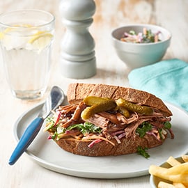 Pulled beef sandwich met cowlsla Pulled beef sandwich met cowlsla